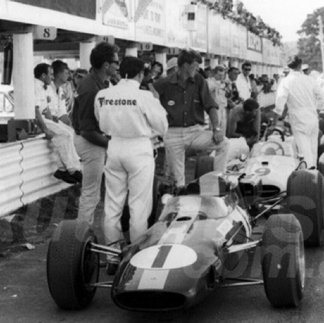 Dans l'allée des stands de Longford... Dans l'allée des stands de Longford...